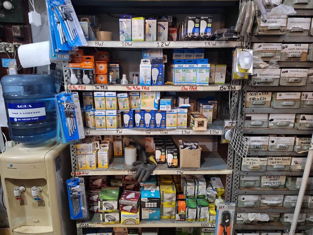 Lámparas LED en la estantería